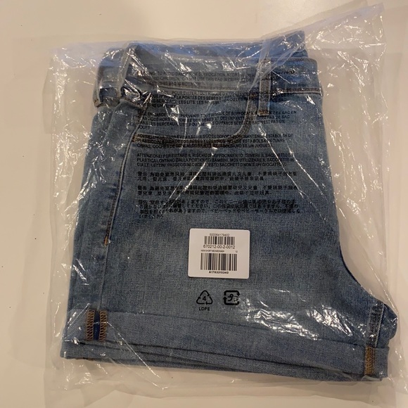 Old Navy mid-rise medium wash jean shorts for women 3 1/4 inch inseam - Picture 6 of 6